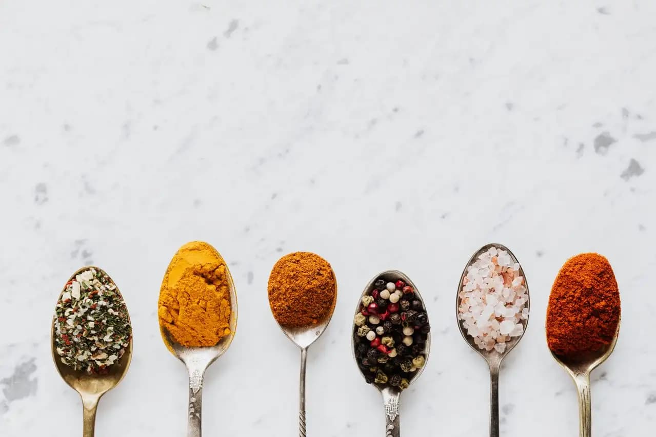 Extracts and oleoresins for flavors