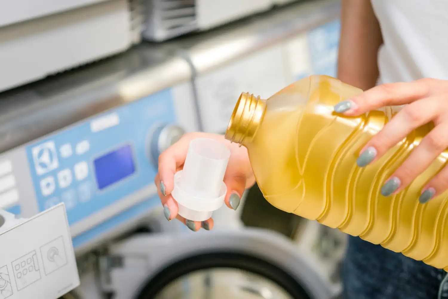Laundry washing with high-performance detergents